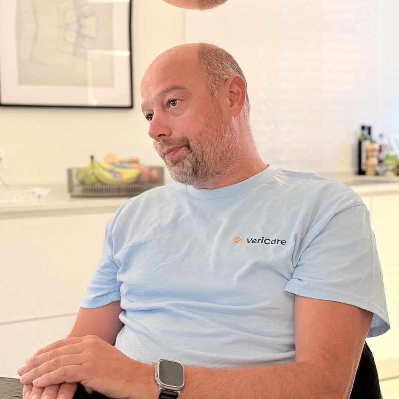 Dirk Mortier, aannemer en inspecteur bij VeriCare, aan tafel